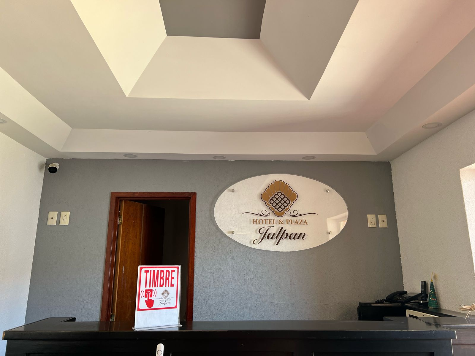 Interior del hotel, zona de recepción y descanso