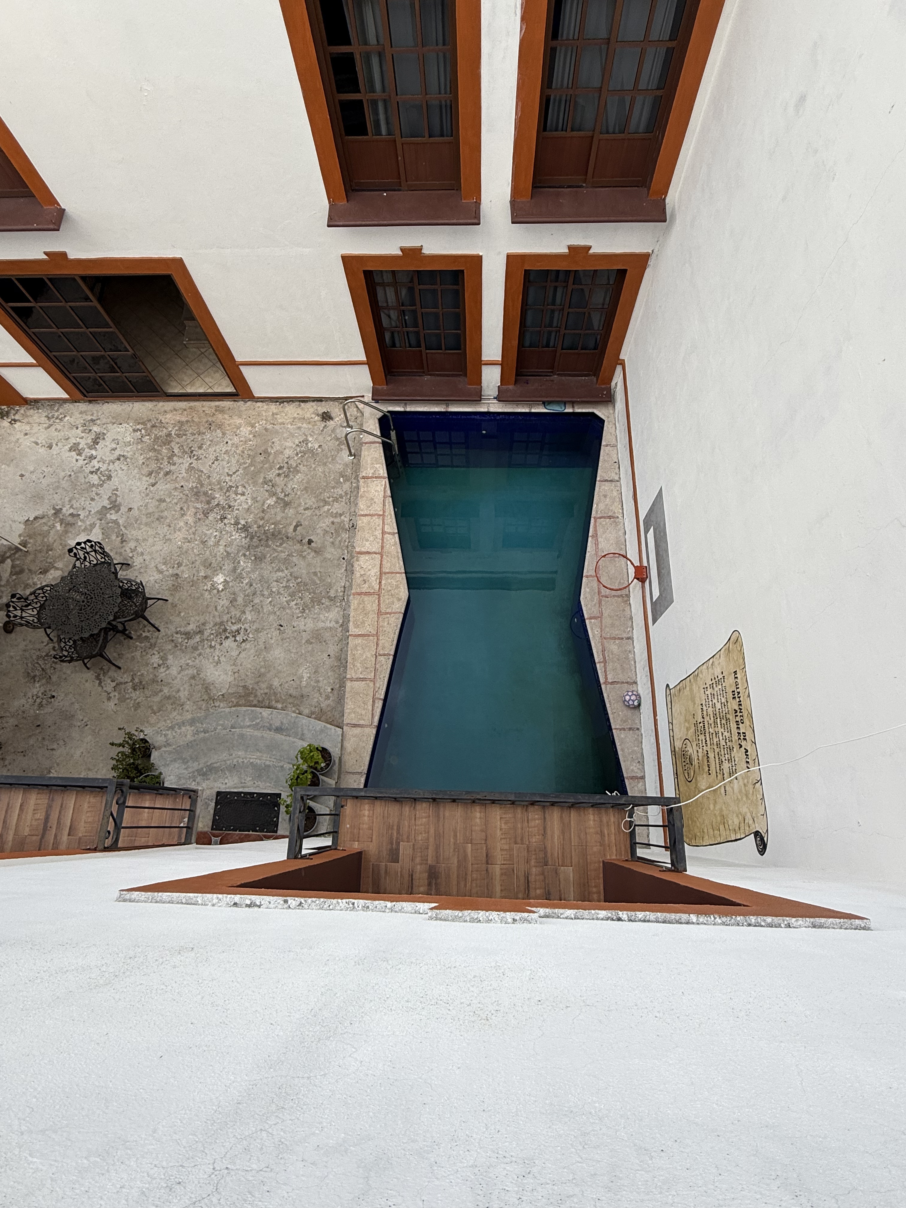 Piscina del hotel rodeada de naturaleza